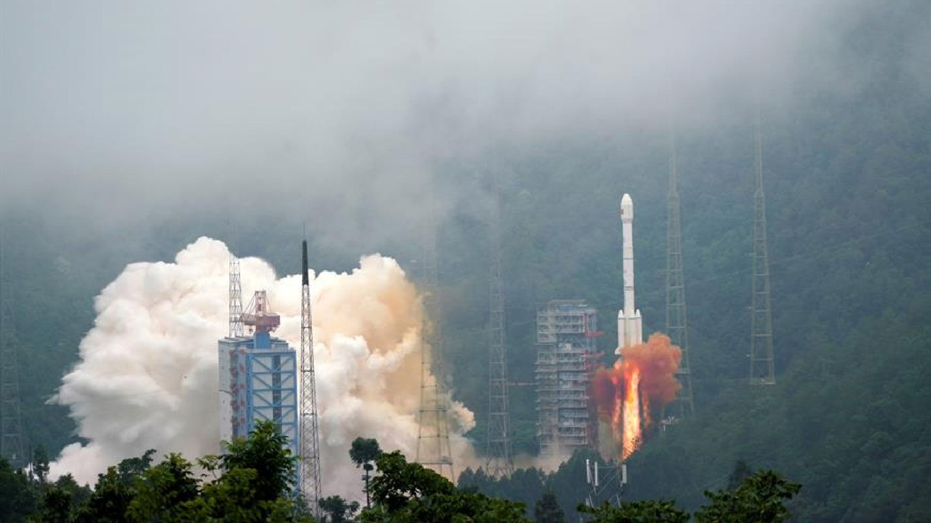 China lanza con éxito sonda espacial a la Luna para recolectar muestras
