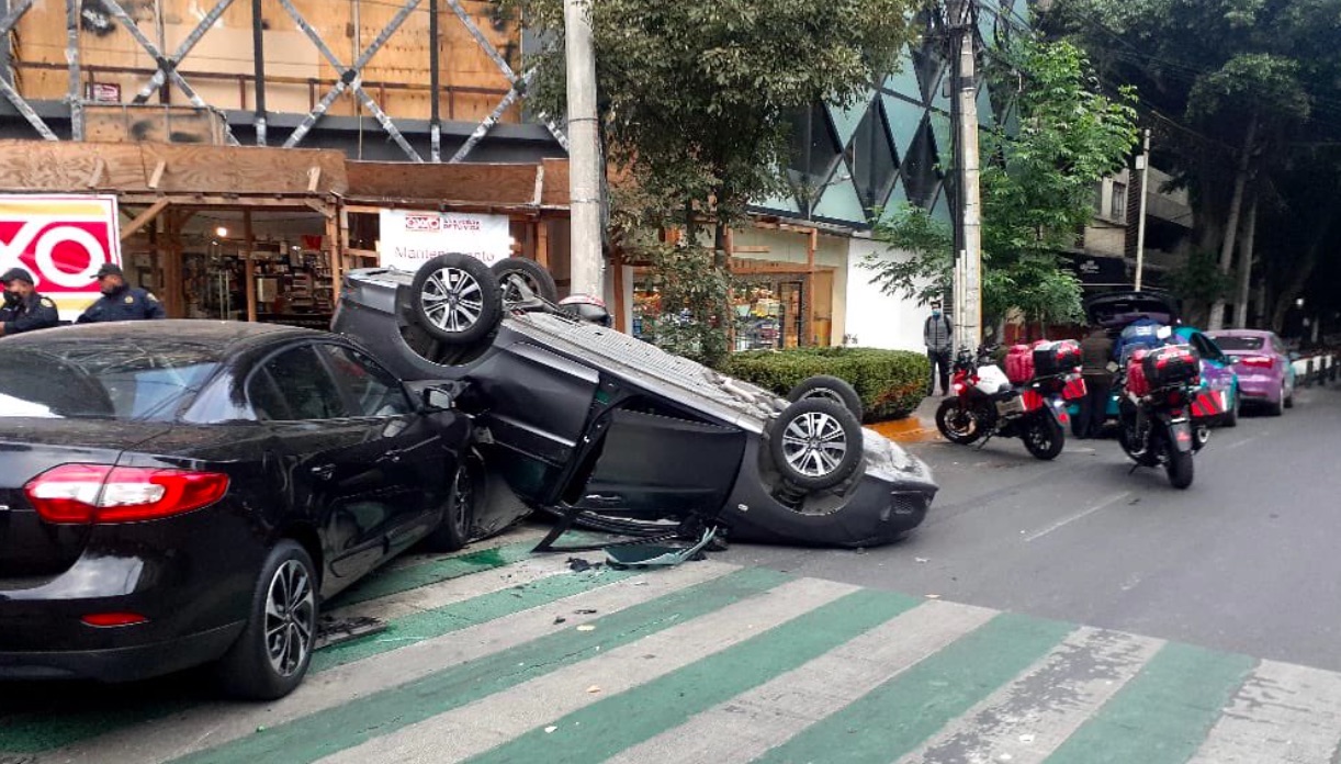 Choque provoca volcadura de vehículo en la colonia Granada; no hay heridos