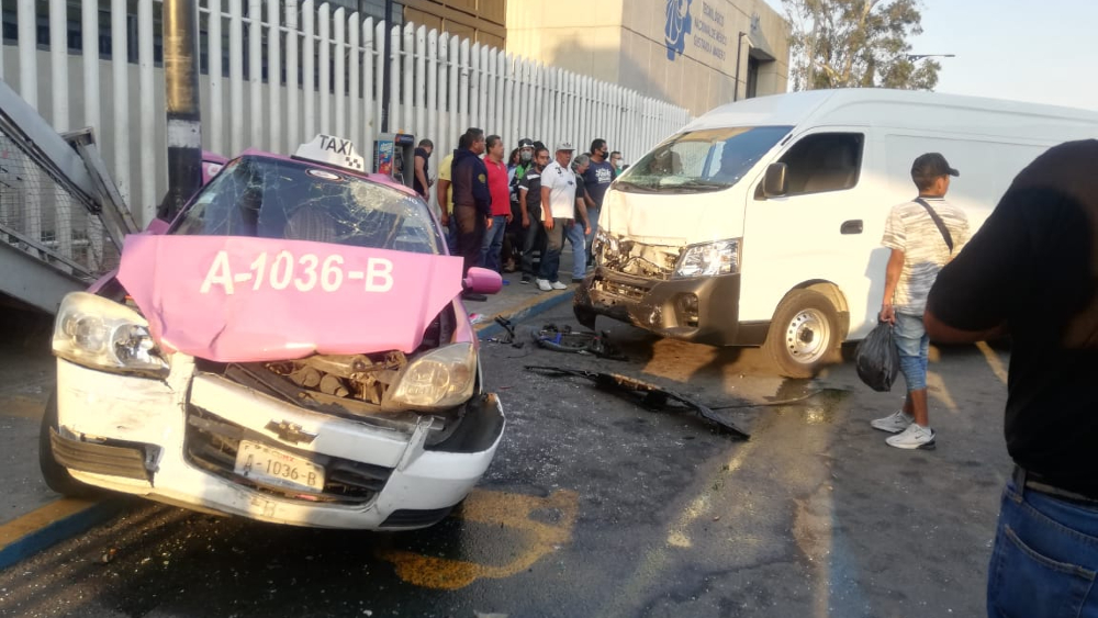 Choque a un costado de Metro Villa de Aragón deja un muerto y cinco heridos