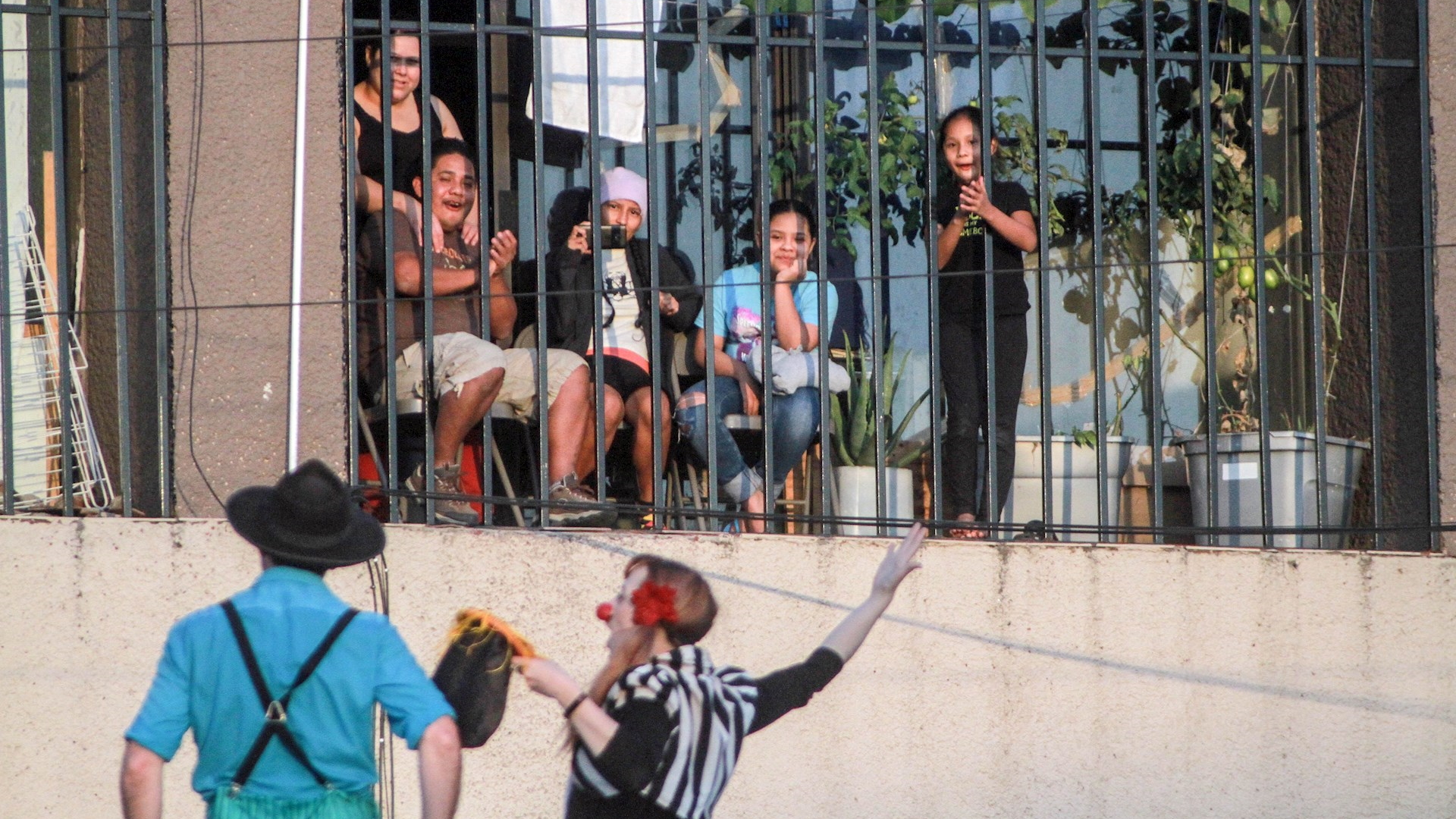 Circo lleva alegría a niños migrantes en albergue de Tijuana