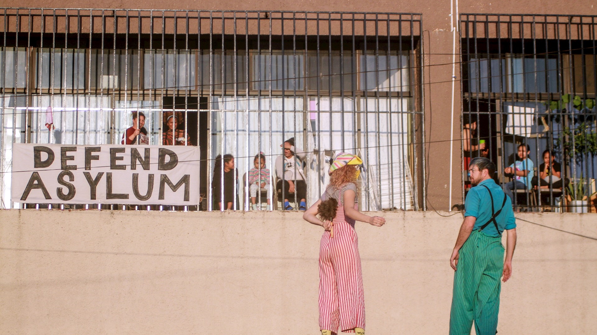 Circo lleva alegría a niños migrantes en albergue de Tijuana - circo-ninos-migrantes-tijuana