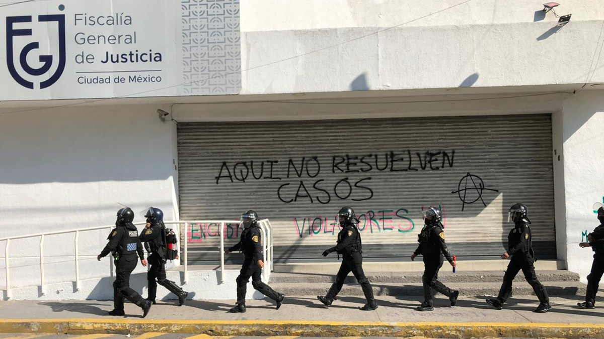 #VIDEO Feministas avanzan hacia Metro Niños Héroes escoltadas por Brigada Marabunta y policías - consignas-pintadas-por-feministas-en-fgj-cdmx