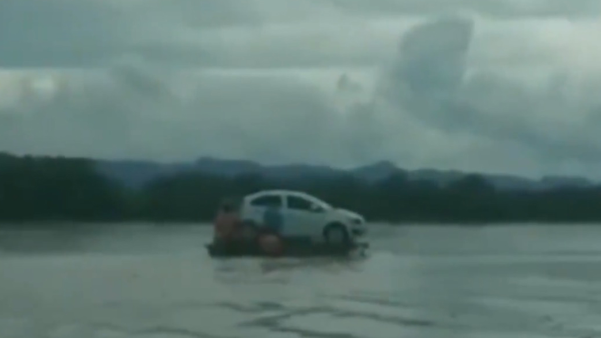 #Video Cruzan auto a bordo de cayucos por río Usumacinta de Tabasco