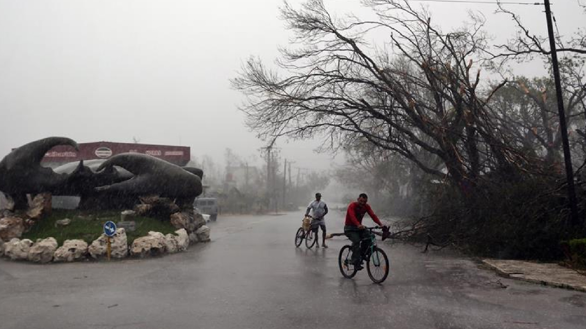 ‘Eta’ sale de Cuba y amenaza con inundaciones a La Habana en su rumbo a Florida