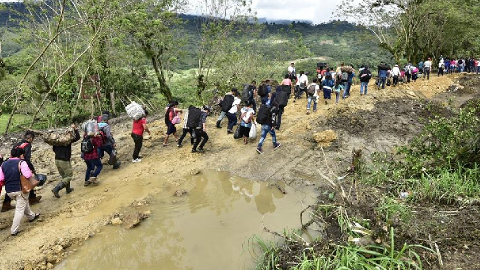 Inundaciones y deslaves afectan a Tabasco y Chiapas - decenas-de-personas-de-las-comunidades-indigenas-de-la-poblacion-de-salto-del-agua-chiapas-abandonan-sus-hogares-por-el-desbordamiento-del-rio-tulija-foto-efe-jaime-avalos