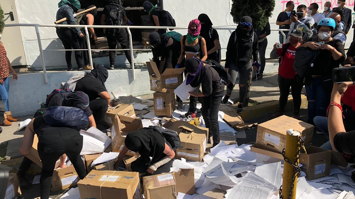 #VIDEO Feministas avanzan hacia Metro Niños Héroes escoltadas por Brigada Marabunta y policías