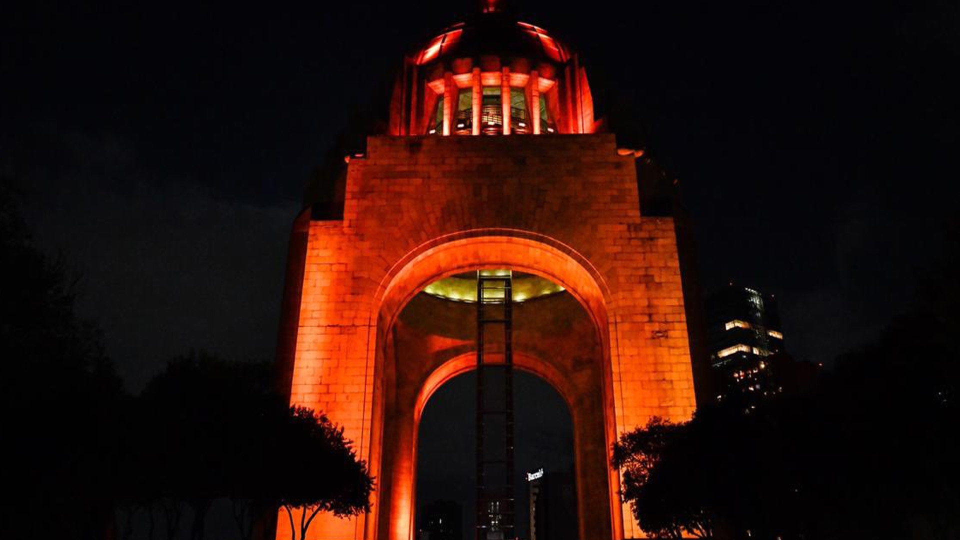 Edificios y monumentos emblemáticos de la CDMX se iluminan de naranja por el Día de Muertos Edificios y monumentos emblemáticos de la CDMX se iluminan de naranja por el Día de Muertos