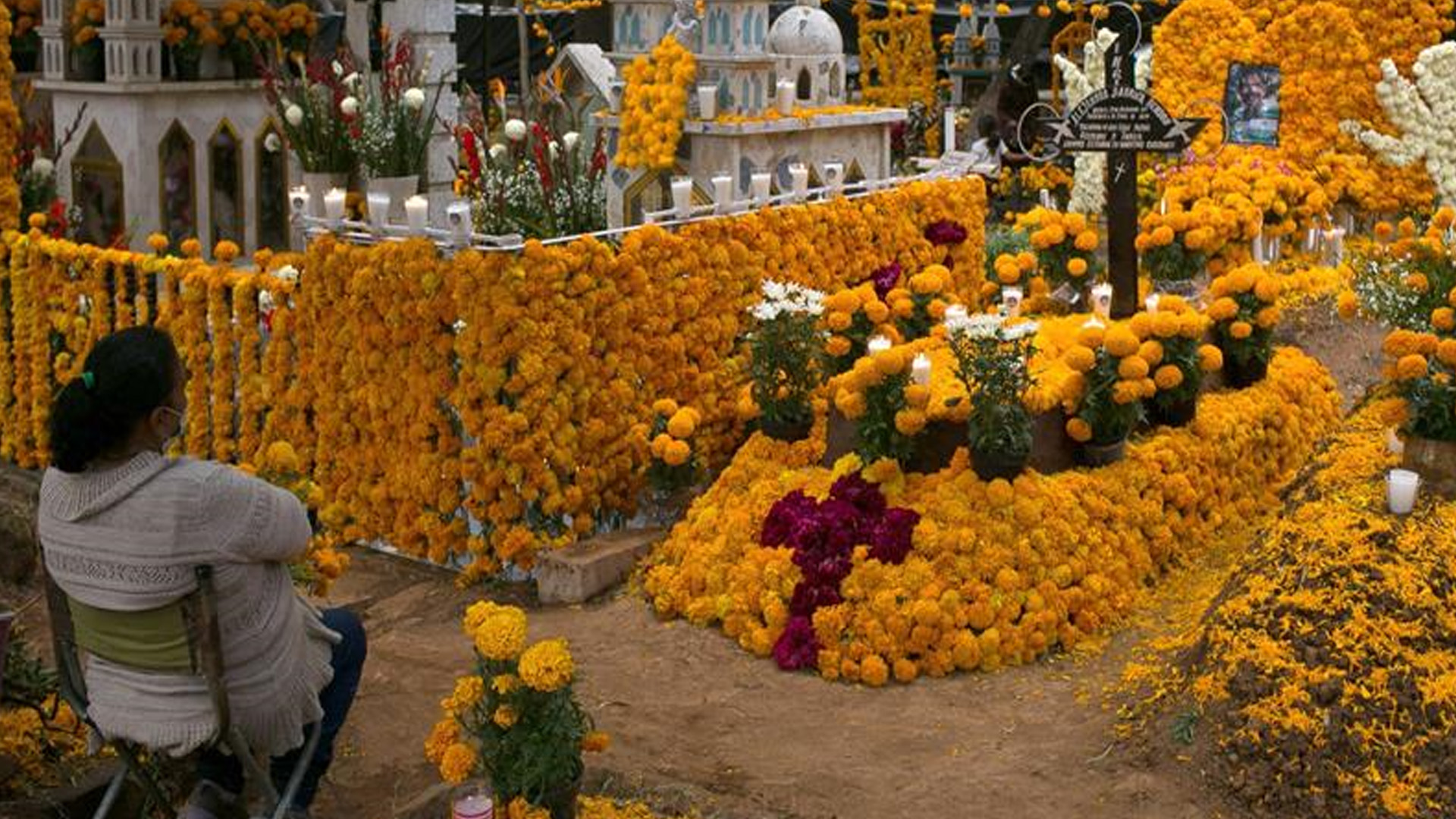 México celebra Día de Muertos con restricciones en panteones abiertos o desde casa