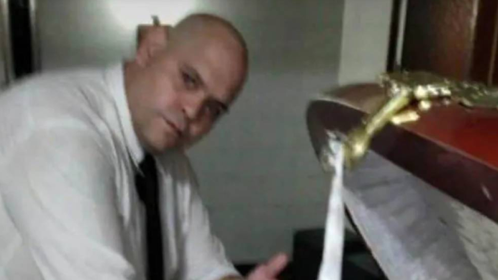 Se entrega uno de los empleados que se fotografió con el cadáver de Maradona