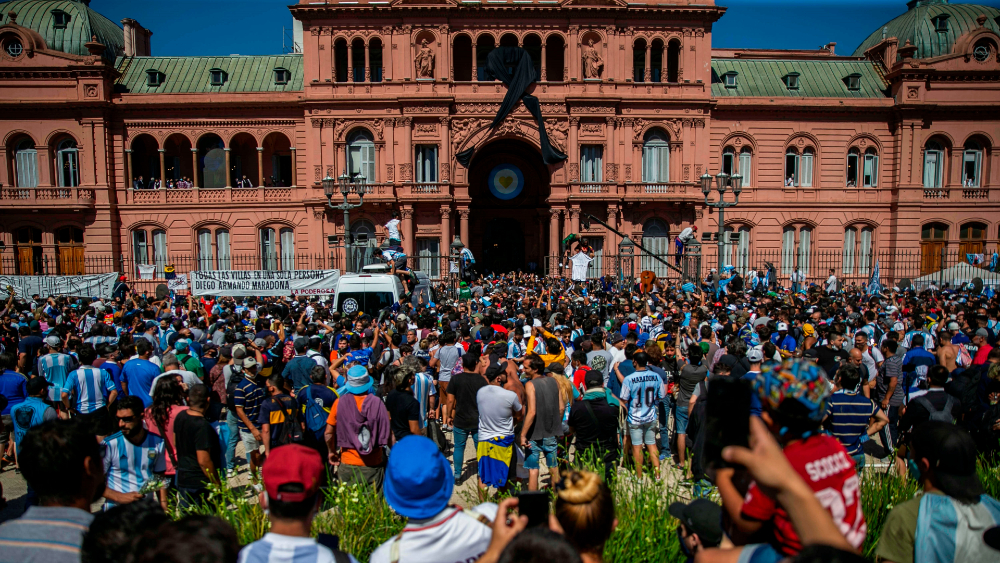 Disturbios en el velatorio de Maradona desatan cruces políticos en Argentina
