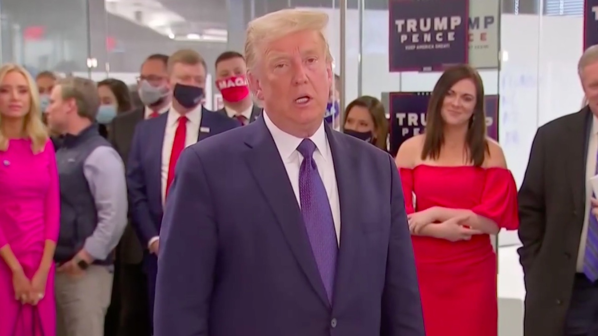 “Vamos a tener una gran noche”, asegura Donald Trump desde su sede de campaña