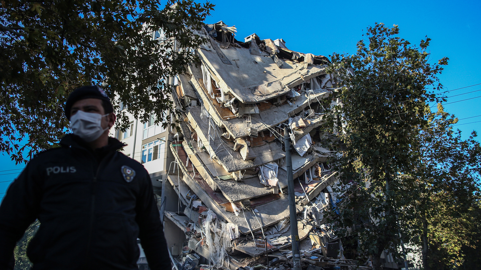 Suman 62 muertos en Turquía por sismo en costas del mar Egeo