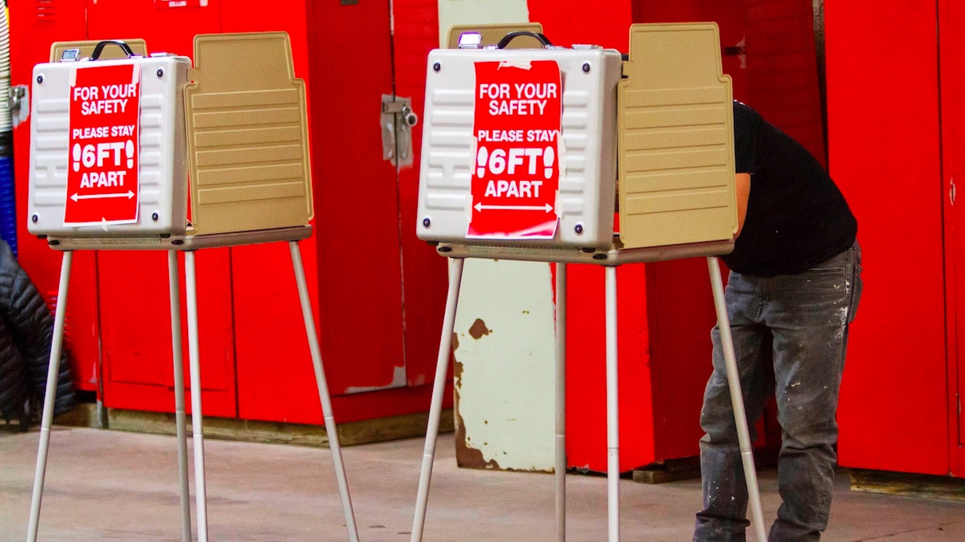 Cierran colegios electorales en la costa oeste de Estados Unidos