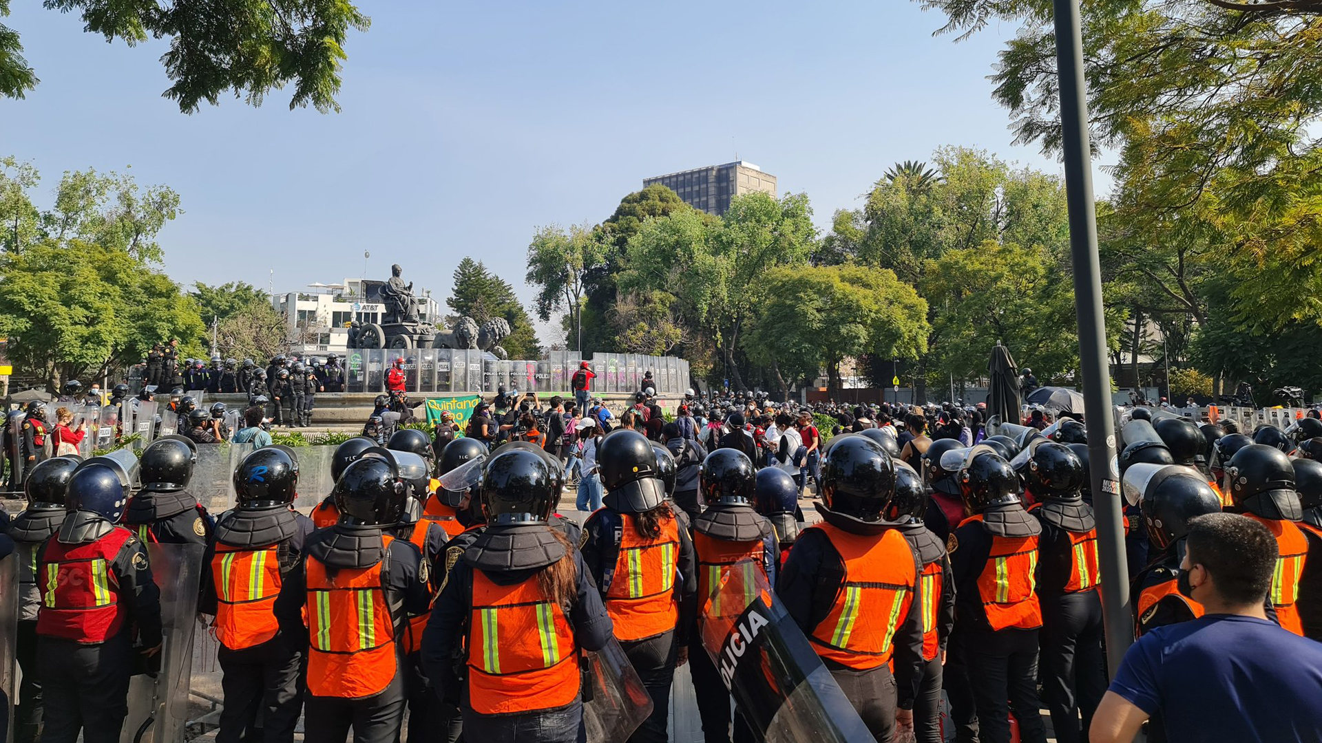 #Video Policías encapsulan protesta feminista en Fuente de las Cibeles