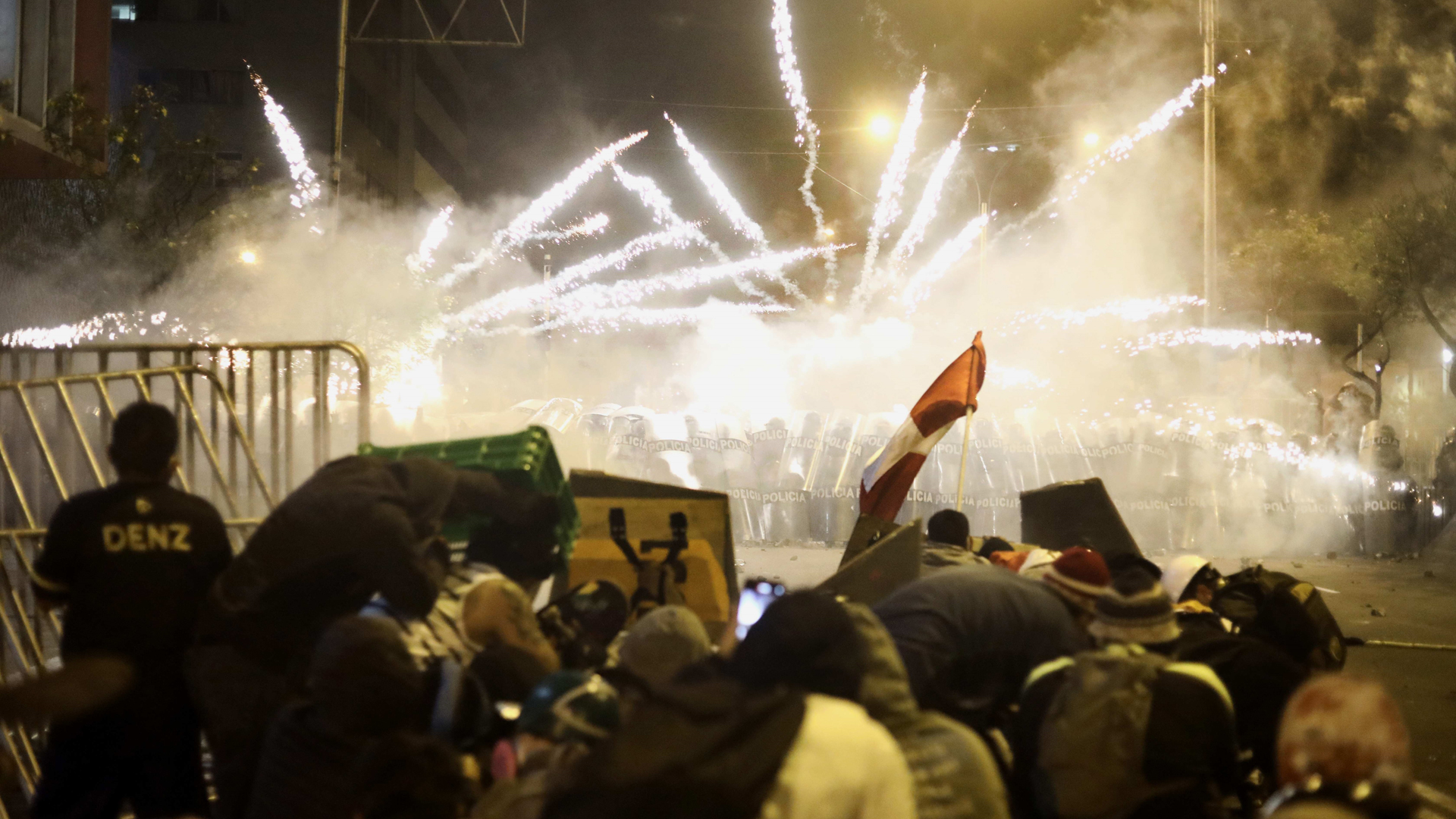 Noche de violencia en Perú deja dos muertos y 42 desaparecidos