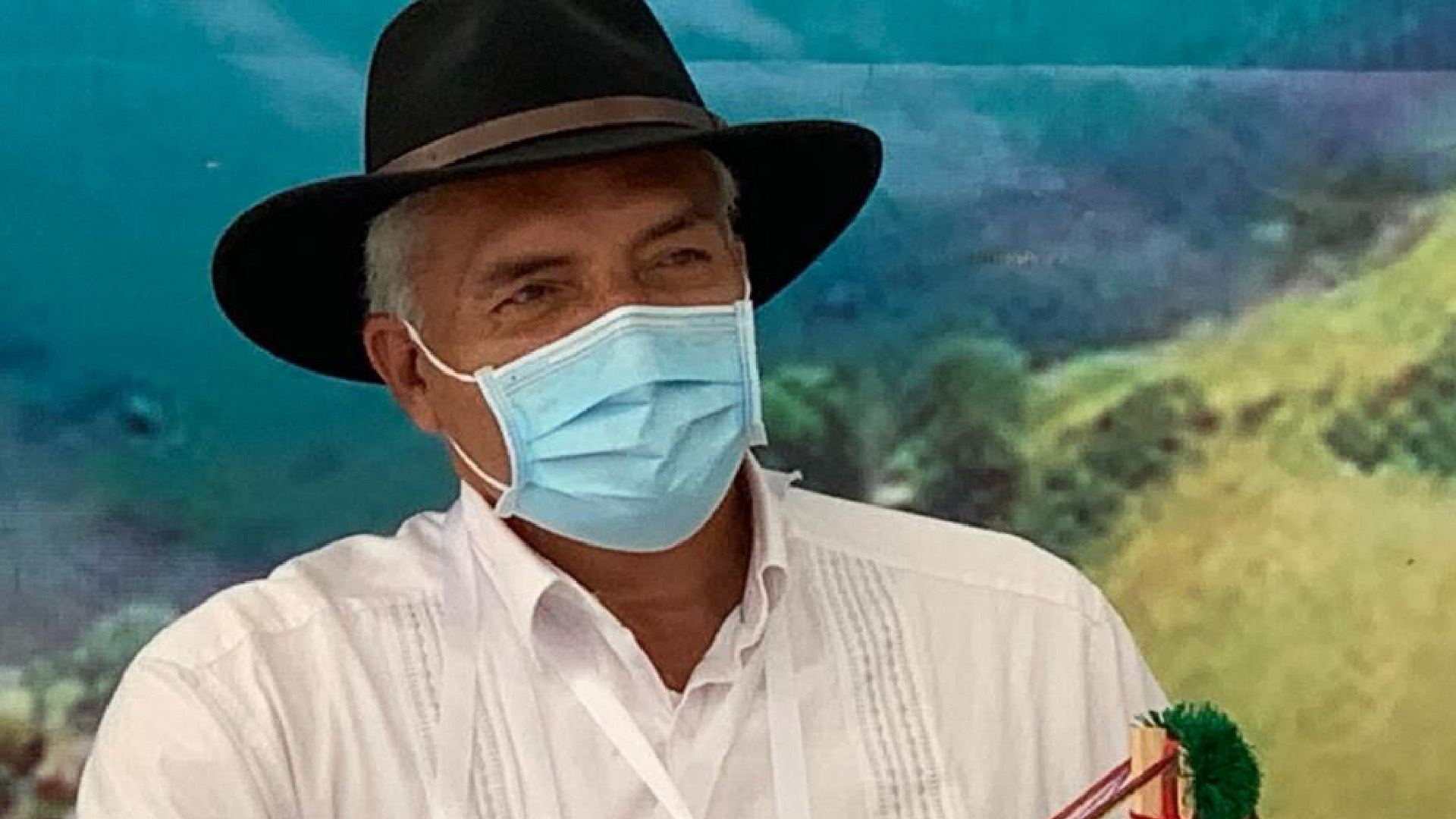 Entregan cuerpo de José Manuel Mireles a familiares; se desata gresca en funeraria