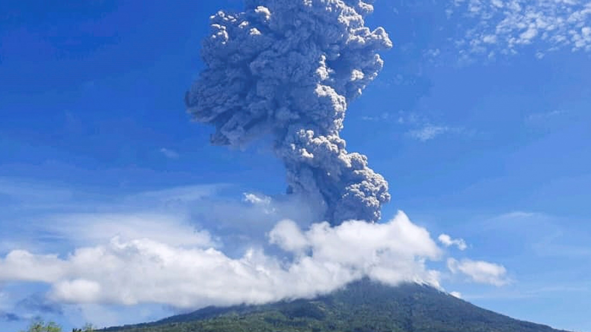 #Video Volcán en Indonesia entra en erupción; desalojan a 2 mil 700 personas