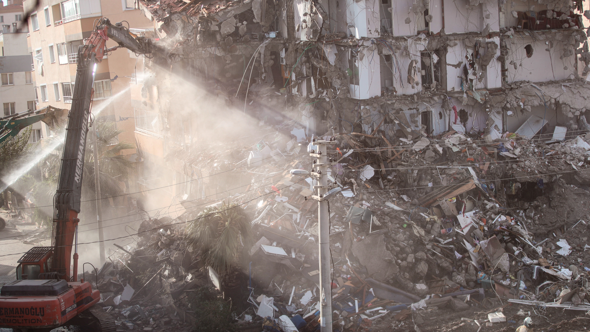 Muertos por terremoto en Turquía aumentan a 91; logran rescatar a dos niñas