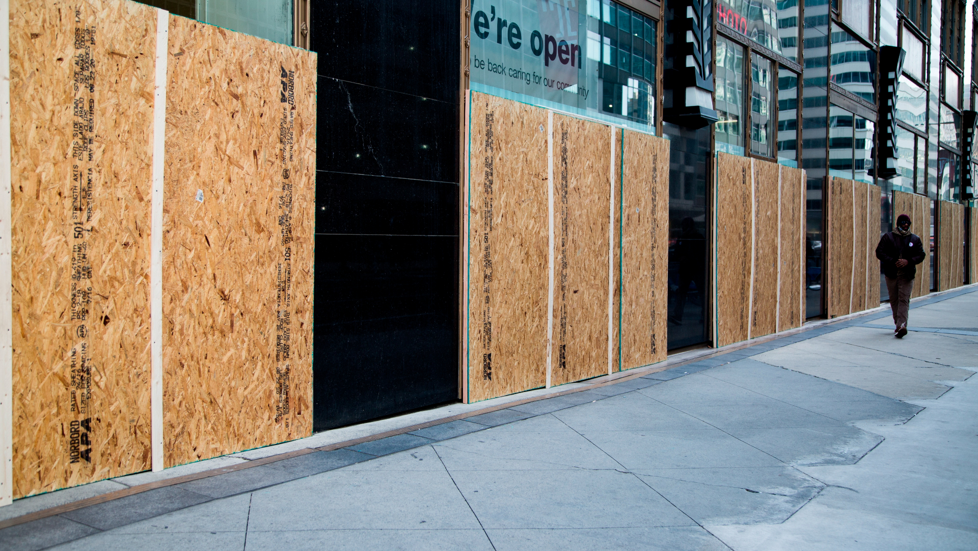Estados Unidos vota en ciudades blindadas y con la tensión a flor de piel