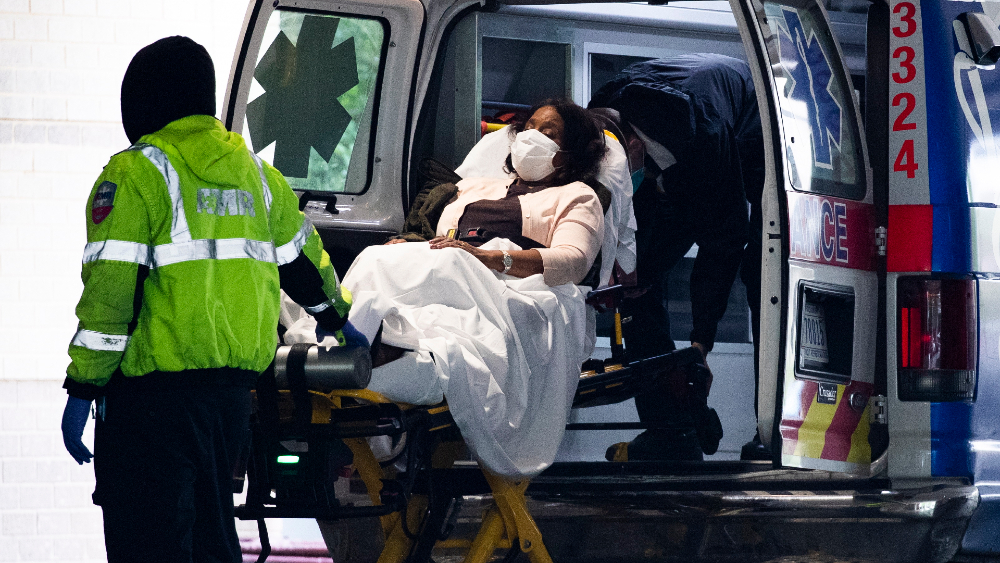 Hospitalizaciones en EE.UU. alcanzan nuevo máximo; se comienzan a racionar camas