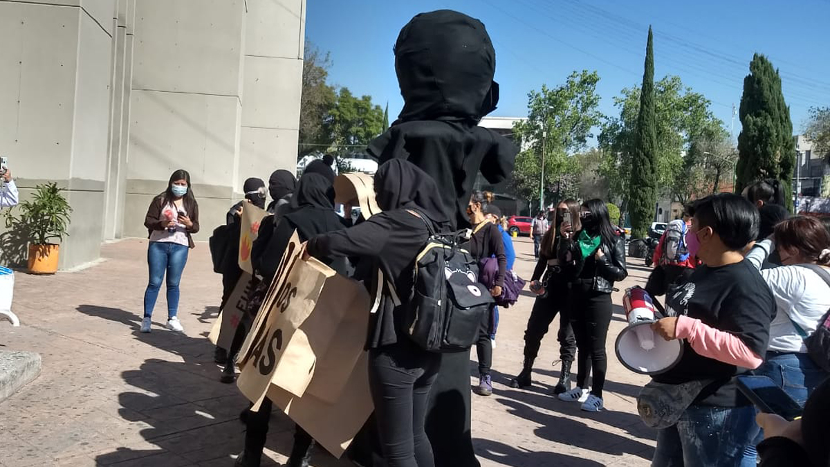 Acusan organizaciones feministas que autoridades de CDMX les inventan delitos para criminalizar sus protestas - feministas-en-protesta-frente-a-fiscalia-de-la-alcaldia-cuauhtemoc