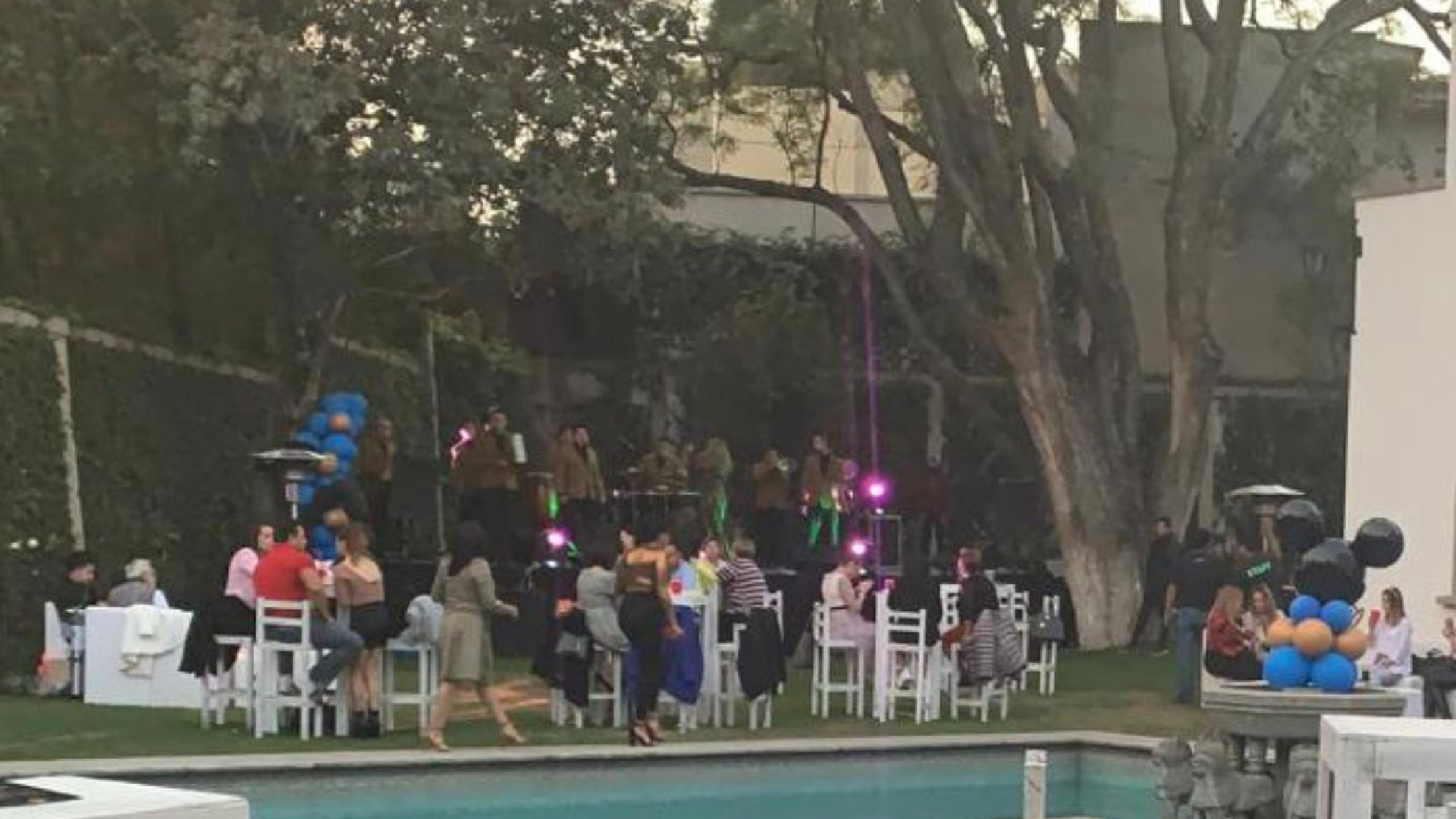 Pese a rebrote, realizan fiesta con más de 100 invitados en la Ciudad de México
