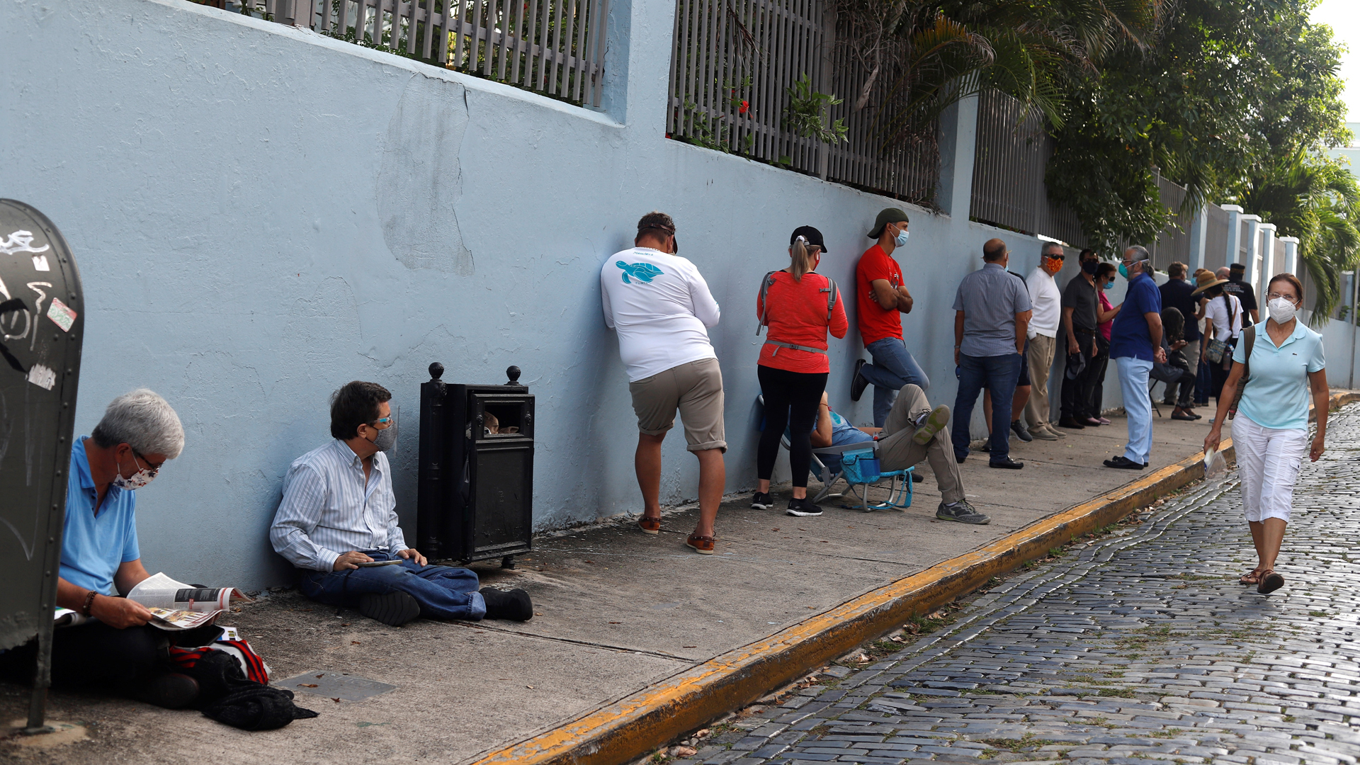 Jenniffer González revalida como representante de Puerto Rico ante EE.UU. - fila-afuera-de-colegio-electoral-en-puerto-rico