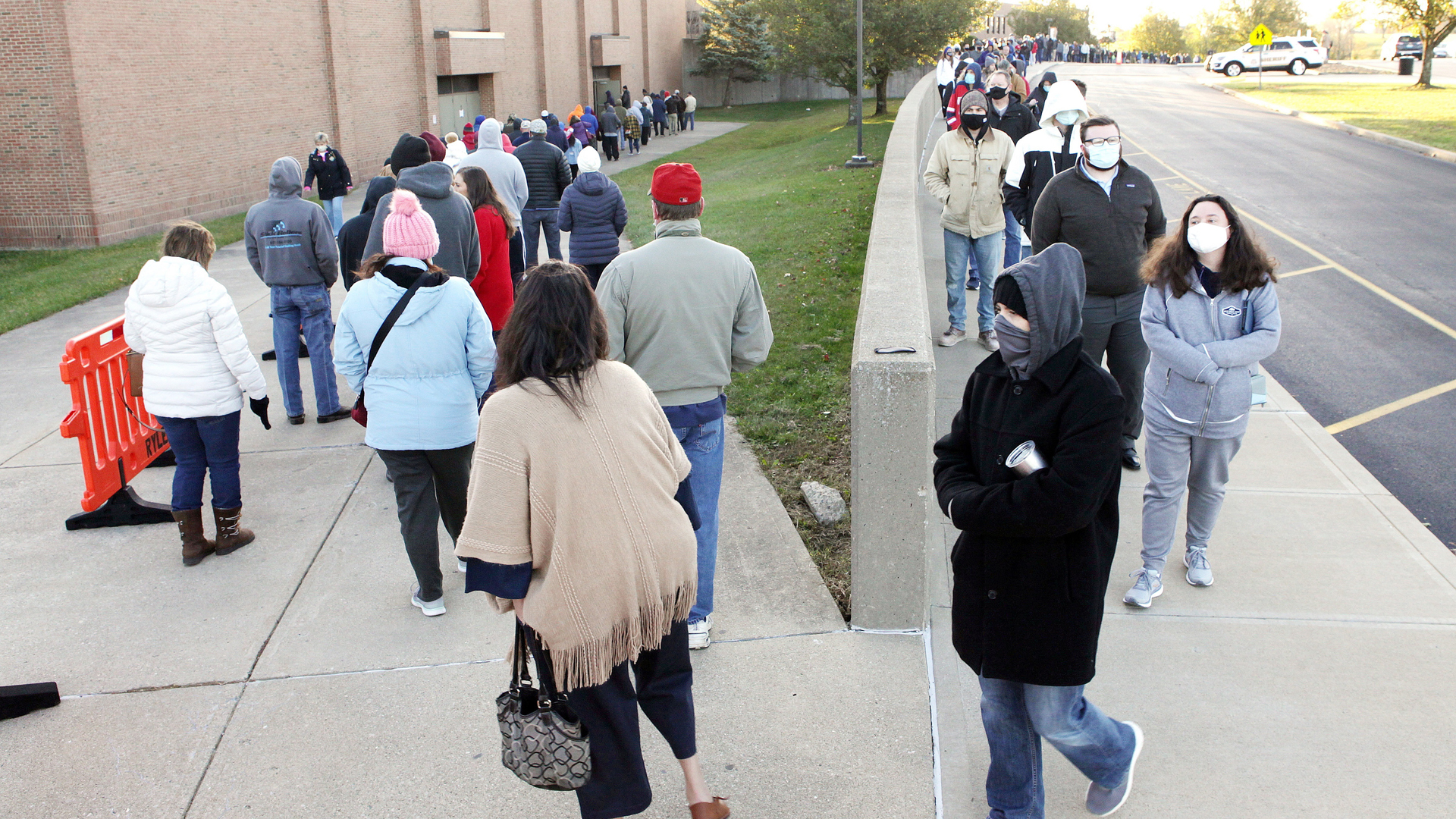 Afluencia de votantes es desigual en distintas partes de EE.UU. - fila-para-ingresar-a-centro-de-votacion-en-eeuu