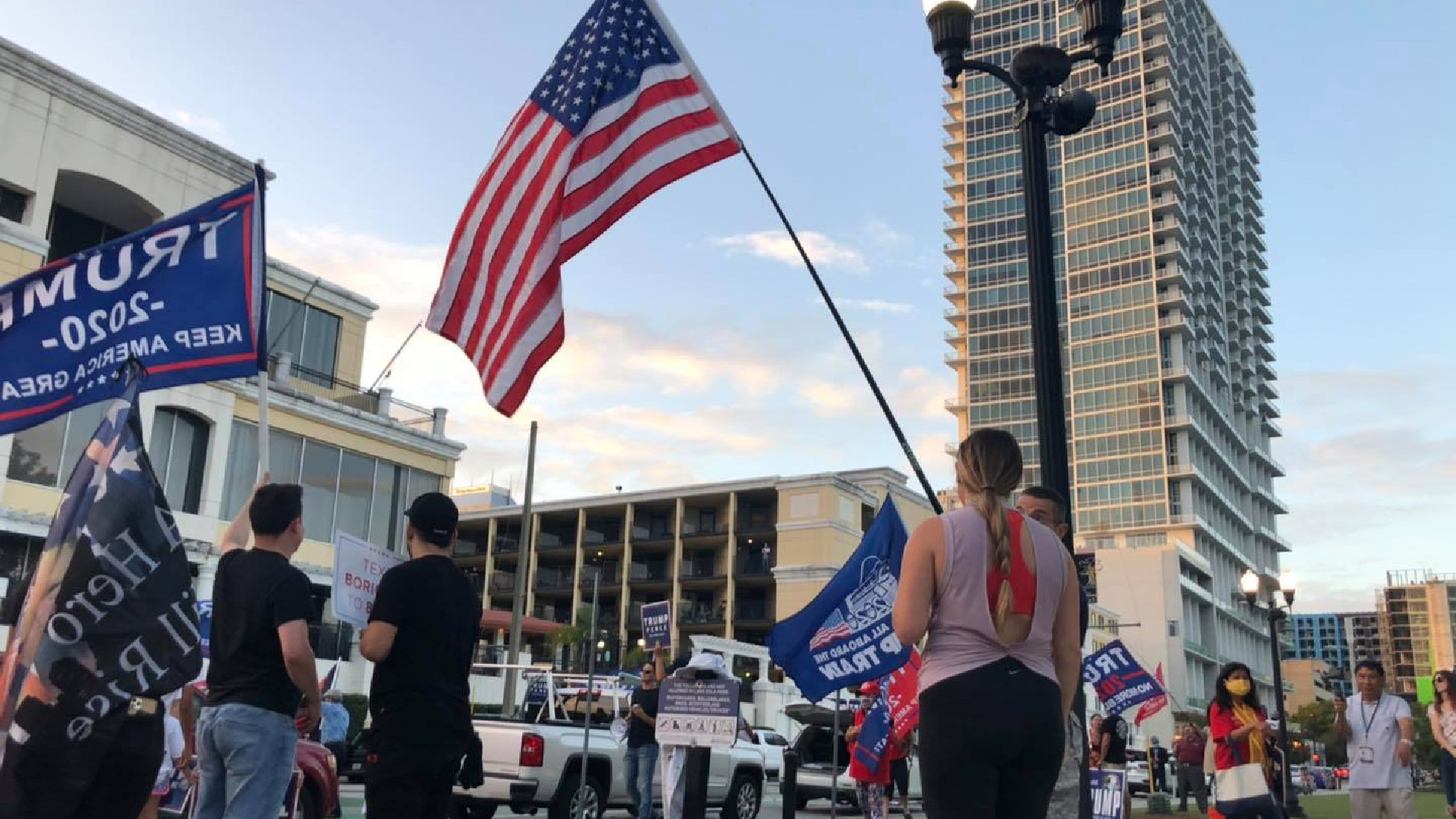 Latinos se manifiestan en Miami en apoyo a denuncias de “fraude” de Trump