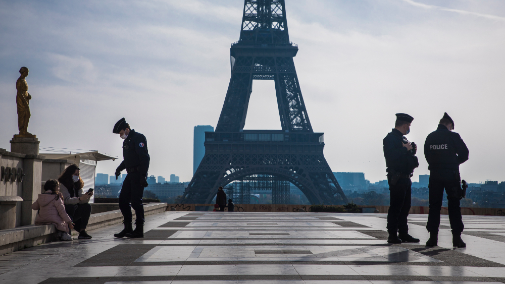 Casos globales por COVID-19 suben a 55.6 millones; Francia es el país europeo más afectado