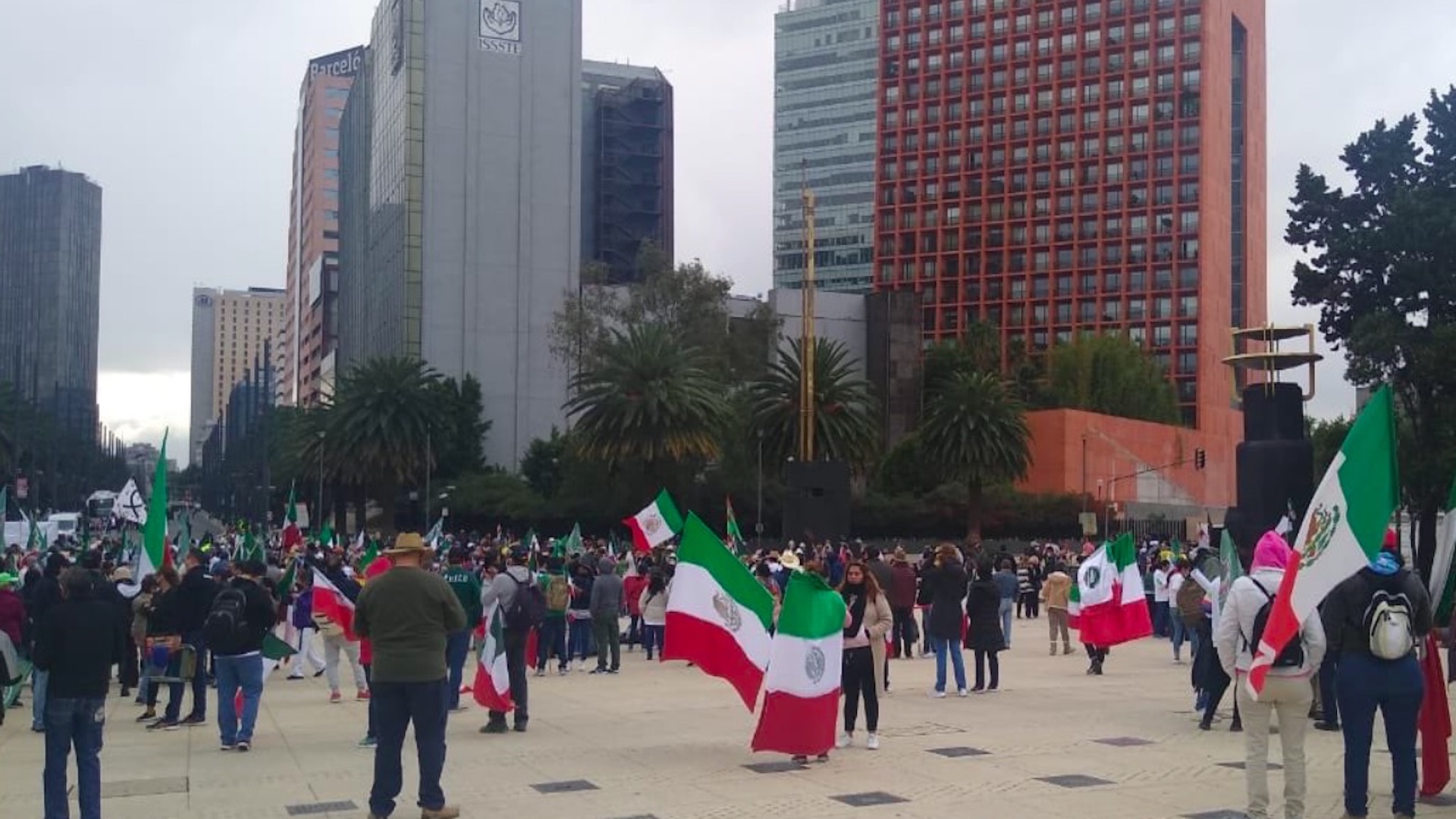 Integrantes de Frenaaa realizan marcha hacia el Ángel de la Independencia en la Ciudad de México