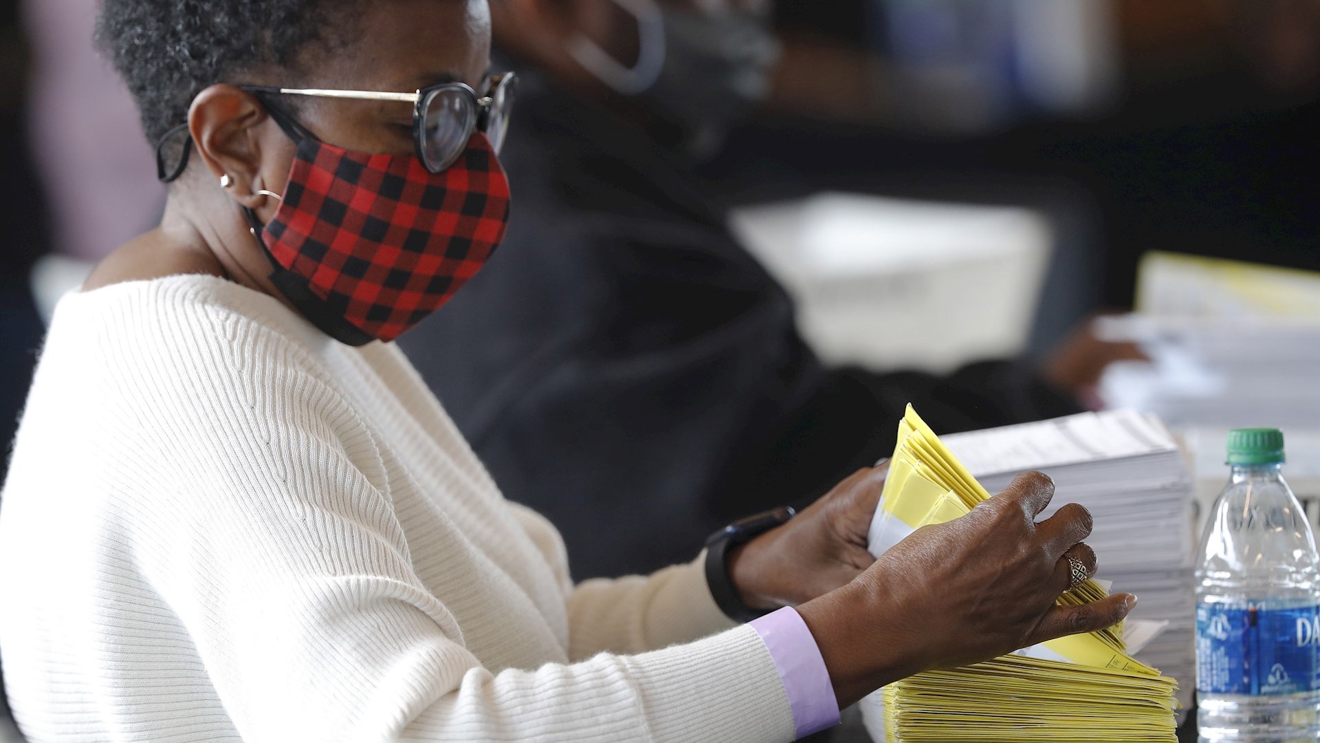 Probablemente Georgia iría al recuento voto por voto, advierte secretario de Estado local