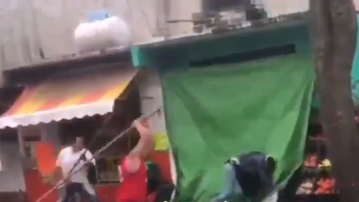 #Video Golpean a comerciantes en CDMX por negarse a pagar extorsión
