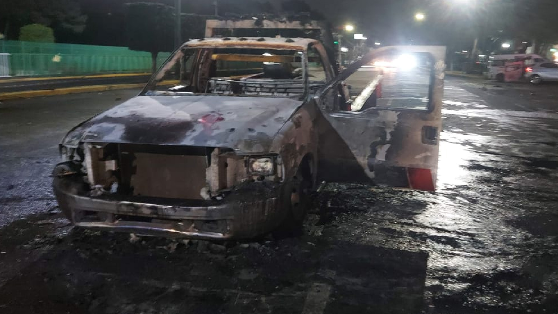 #Video Enfrentamiento entre operadores de grúas y choferes de transporte público deja varios vehículos destrozados en Atizapán