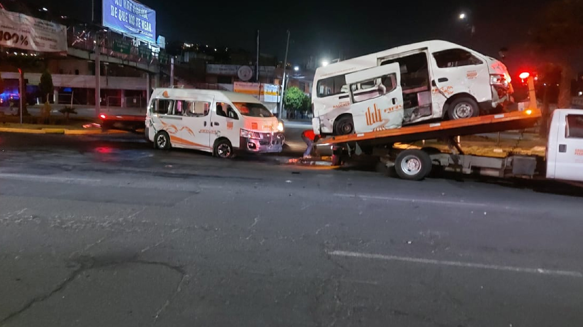 #Video Enfrentamiento entre operadores de grúas y choferes de transporte público deja varios vehículos destrozados en Atizapán - gruas-incendiadas-y-unidades-de-transporte-danadas-en-atizapan-por-enfrentamiento1