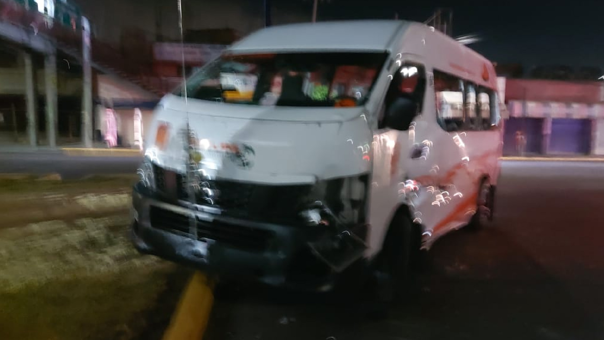 #Video Enfrentamiento entre operadores de grúas y choferes de transporte público deja varios vehículos destrozados en Atizapán - gruas-incendiadas-y-unidades-de-transporte-danadas-en-atizapan-por-enfrentamiento2