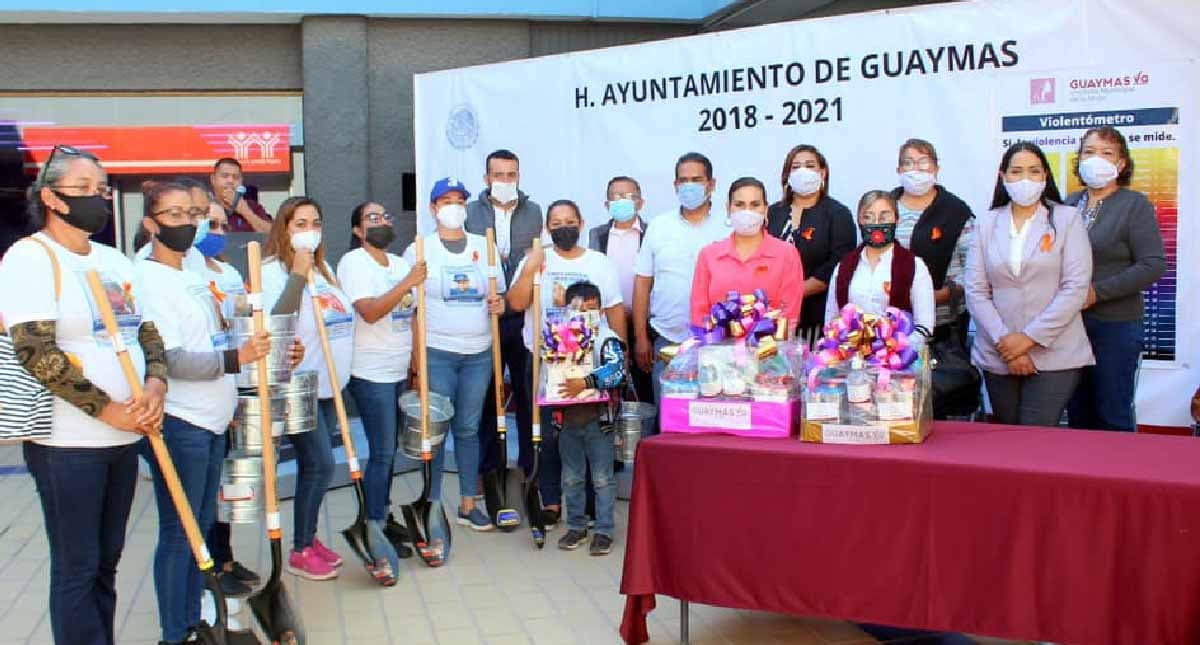 Alcaldía de Guaymas entrega palas a mujeres que buscan familiares desaparecidos; causa indignación en redes