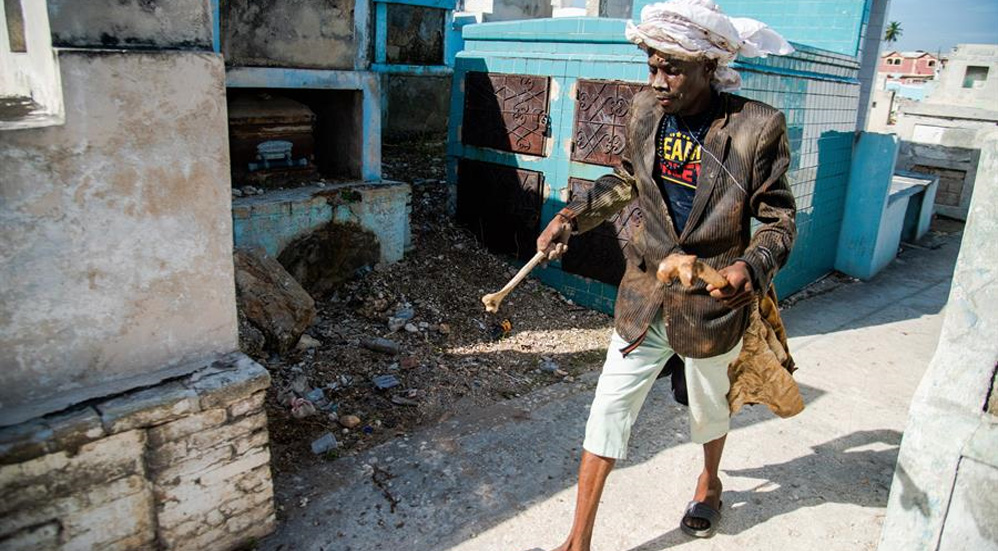 Haití celebra Día de los Muertos como si no hubiera COVID-19; miles asisten a cementerio de Puerto Príncipe sin protección