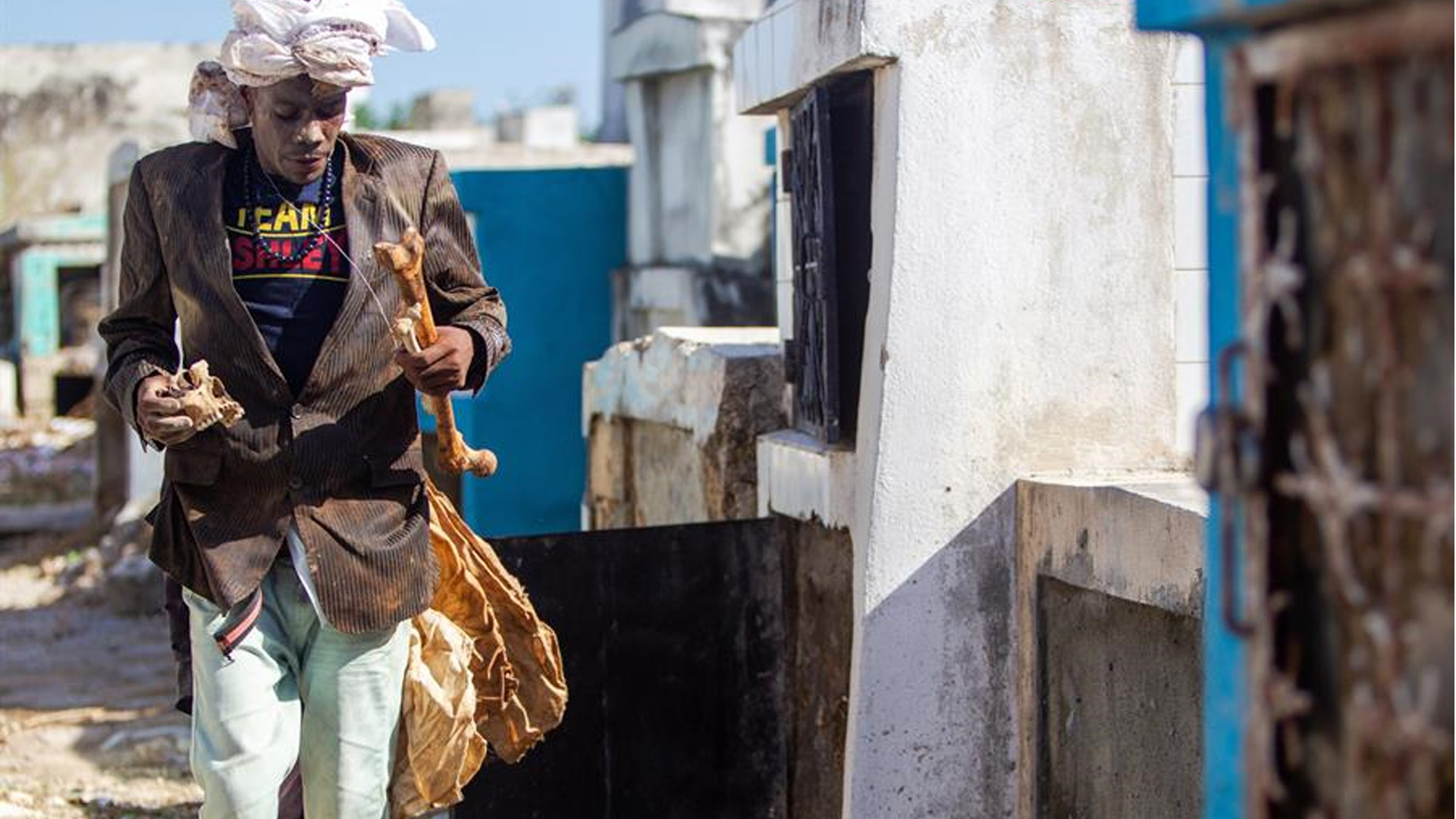 Haití celebra Día de los Muertos como si no hubiera COVID-19; miles asisten a cementerio de Puerto Príncipe sin protección - haiti-diademuertos2