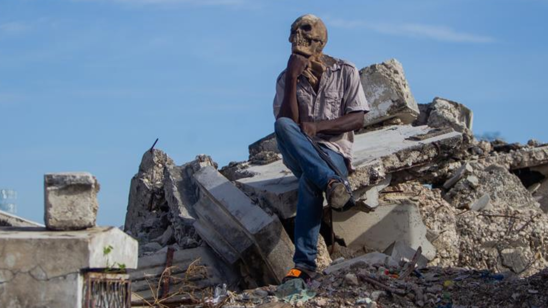 Haití celebra Día de los Muertos como si no hubiera COVID-19; miles asisten a cementerio de Puerto Príncipe sin protección - haiti-diademuertos3