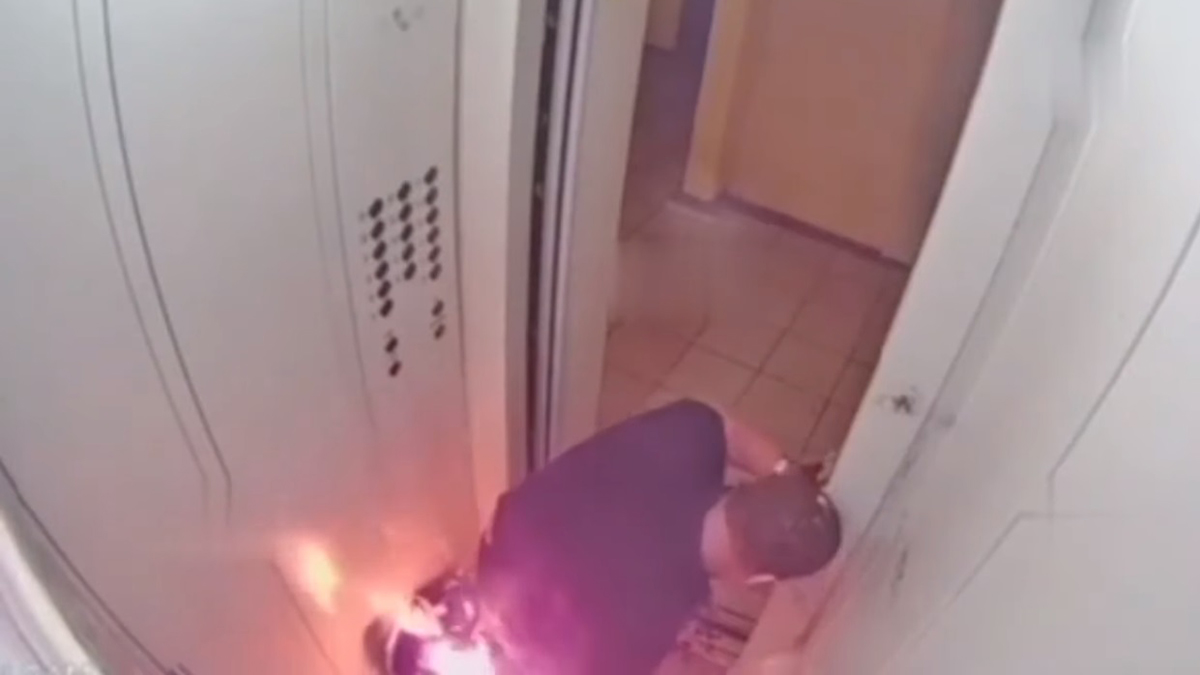 #Video Hombre provoca incendio en elevador al prender cigarro - hombre-envuelto-en-llamas