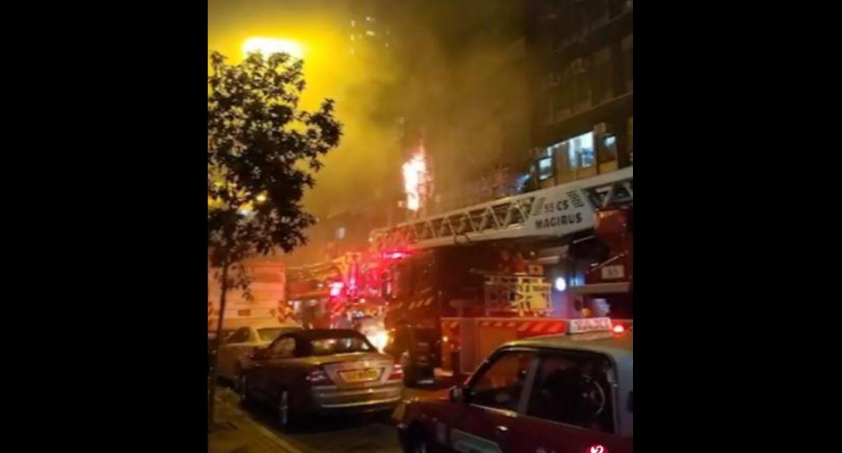 #Video Incendio en edificio de Hong Kong deja al menos siete muertos - hong-kong-incendio-2