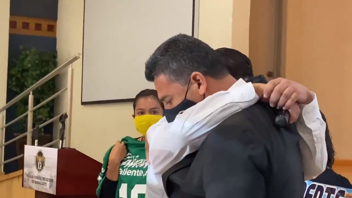 #Video Hermano del reportero asesinado Israel Vázquez llora y abraza a fiscal de Guanajuato al pedirle justicia