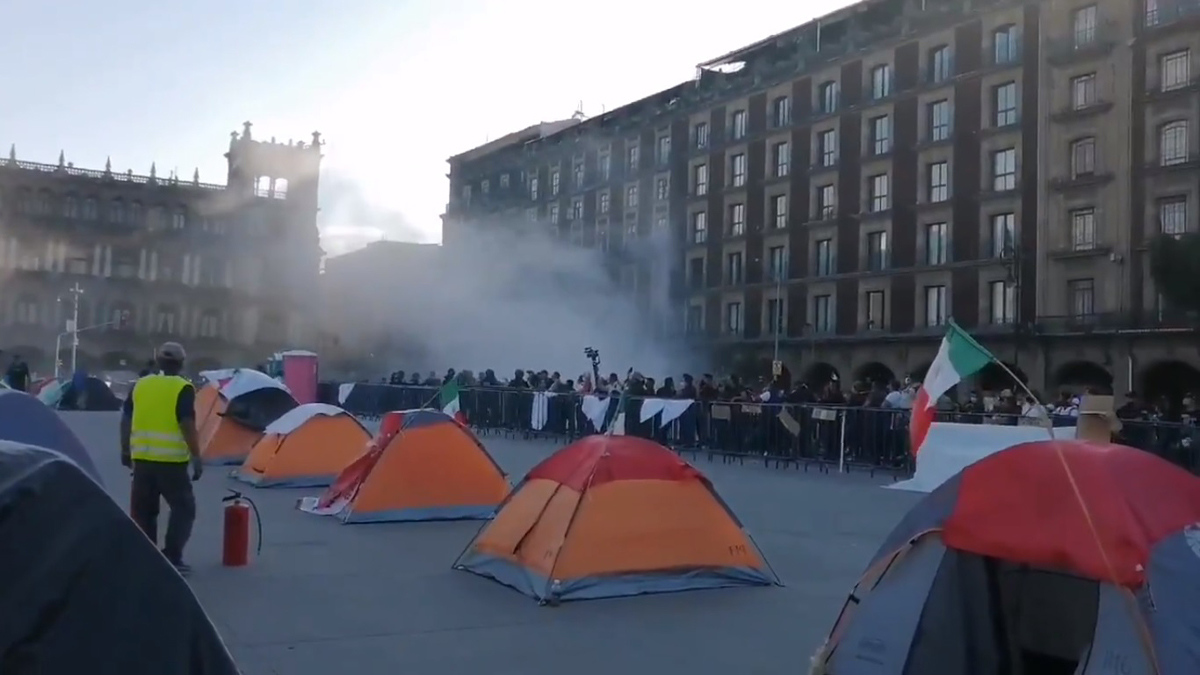 #Video Lanzan petardos contra quienes mantienen plantón en Zócalo capitalino