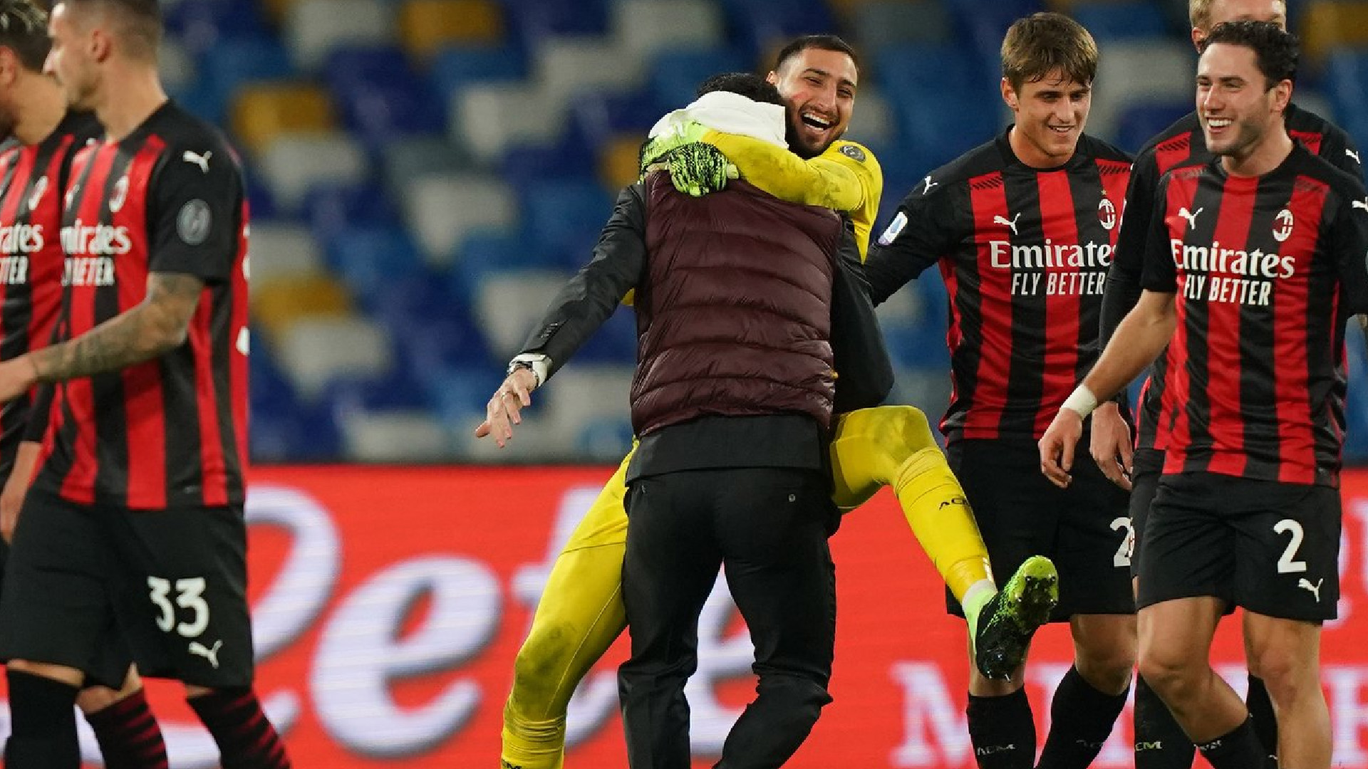 Ibrahimovic enciende las alarmas en el Milán al salir del partido ante Nápoles con problemas musculares