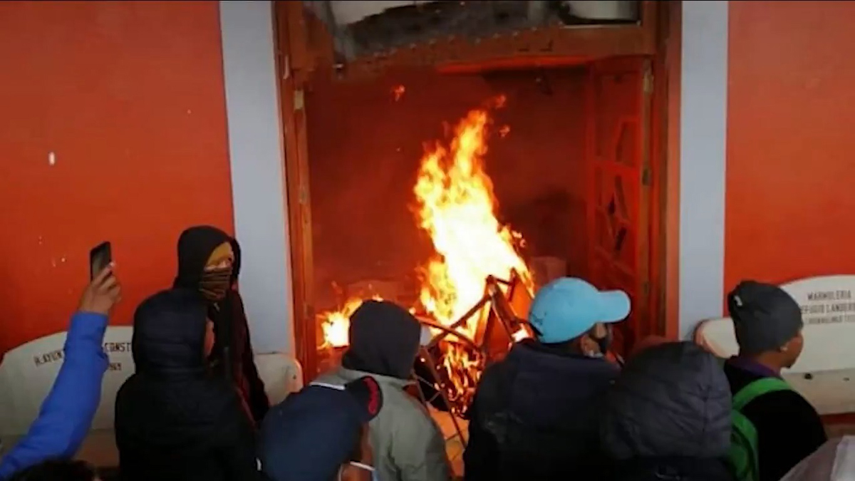 #Video Incendian alcaldía de Chignautla, Puebla, por supuesta privatización del agua