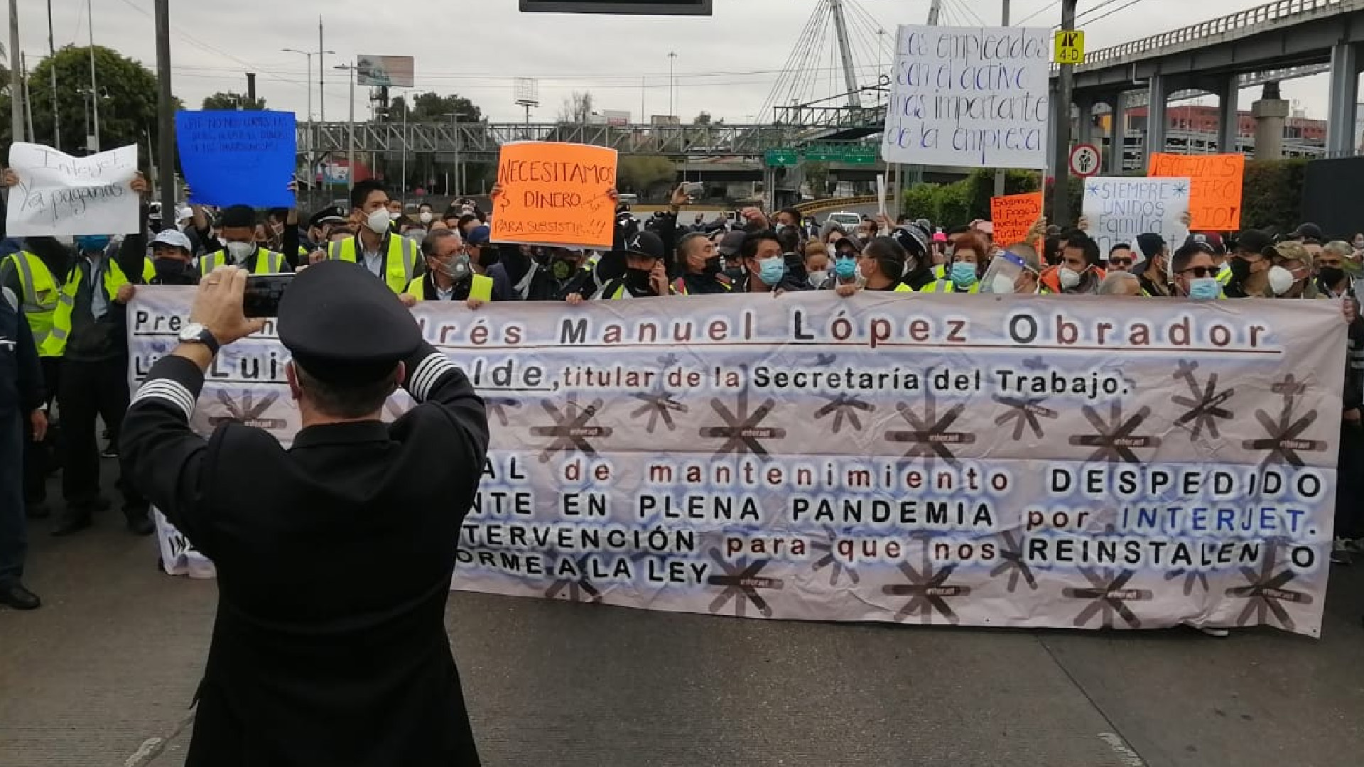 Trabajadores de Interjet cerraron Circuito Interior en CDMX para exigir pagos retrasados