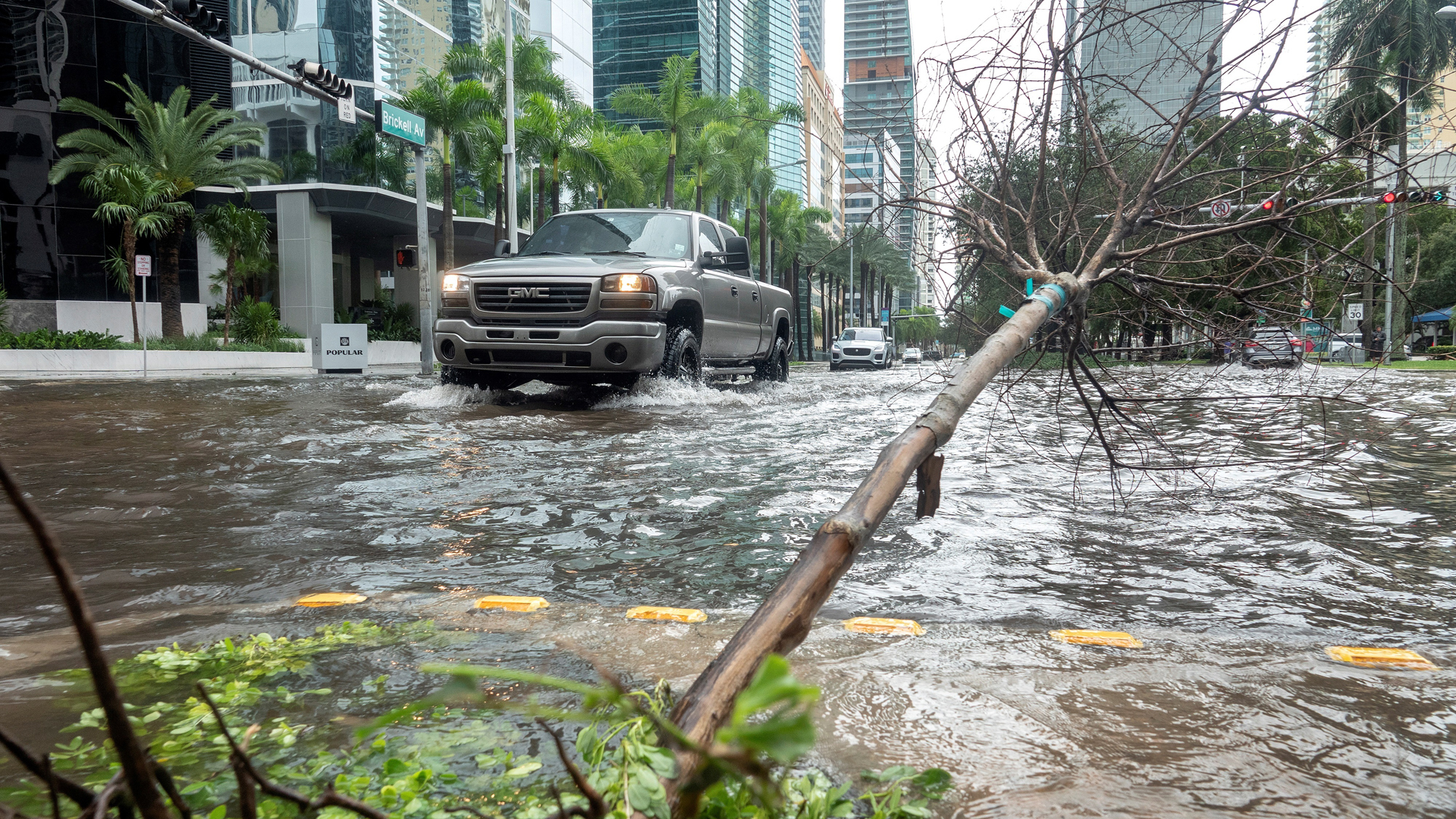 Urge Joe Biden a vacunarse antes de que lleguen los huracanes - inunda-eta-calles-de-florida