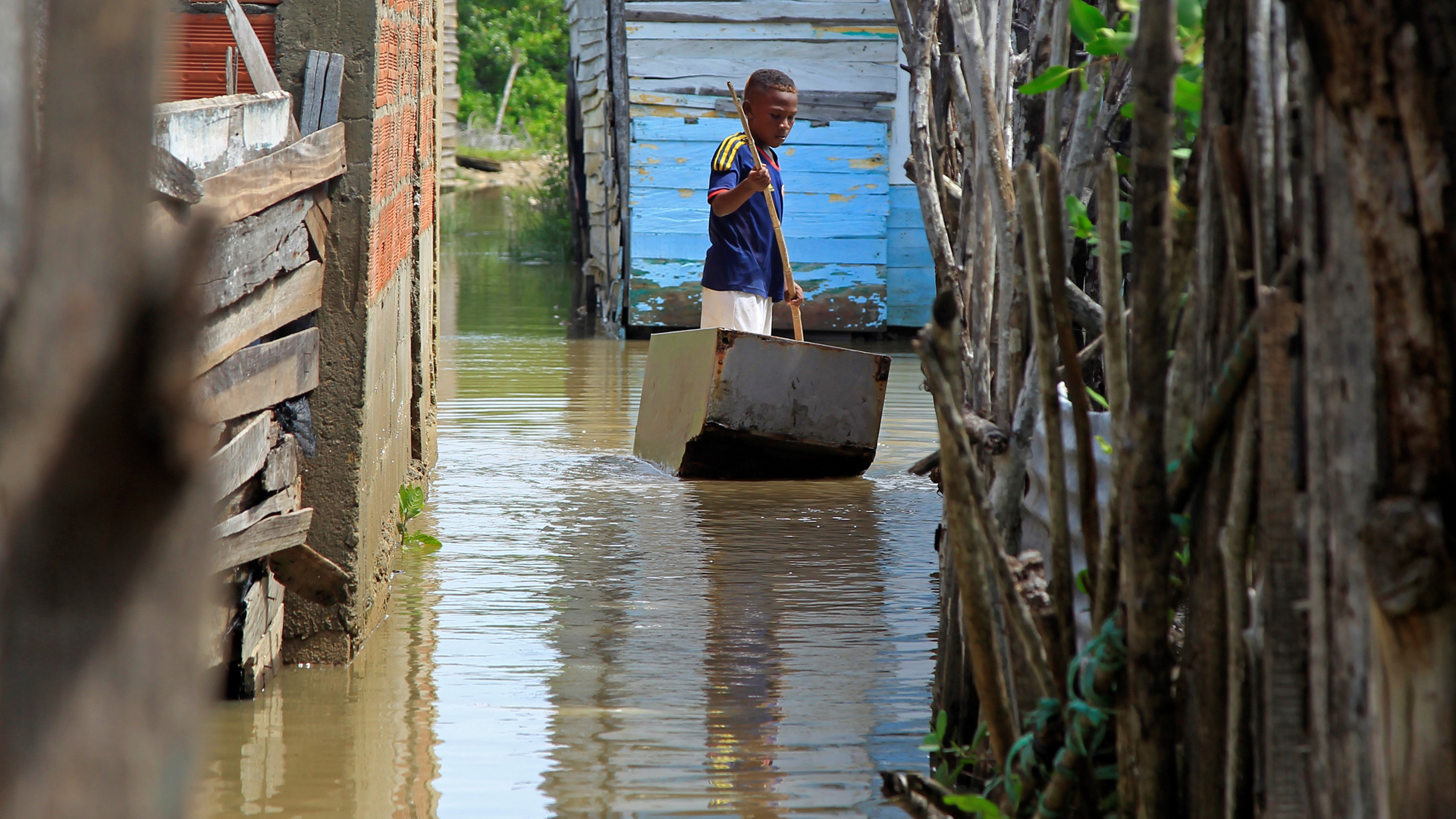 Miles de desalojados y terror en Centroamérica ante 'catastrófico' huracán Iota - inundaciones-en-cartagena-colombia-por-marejada-ciclonica-ante-iota