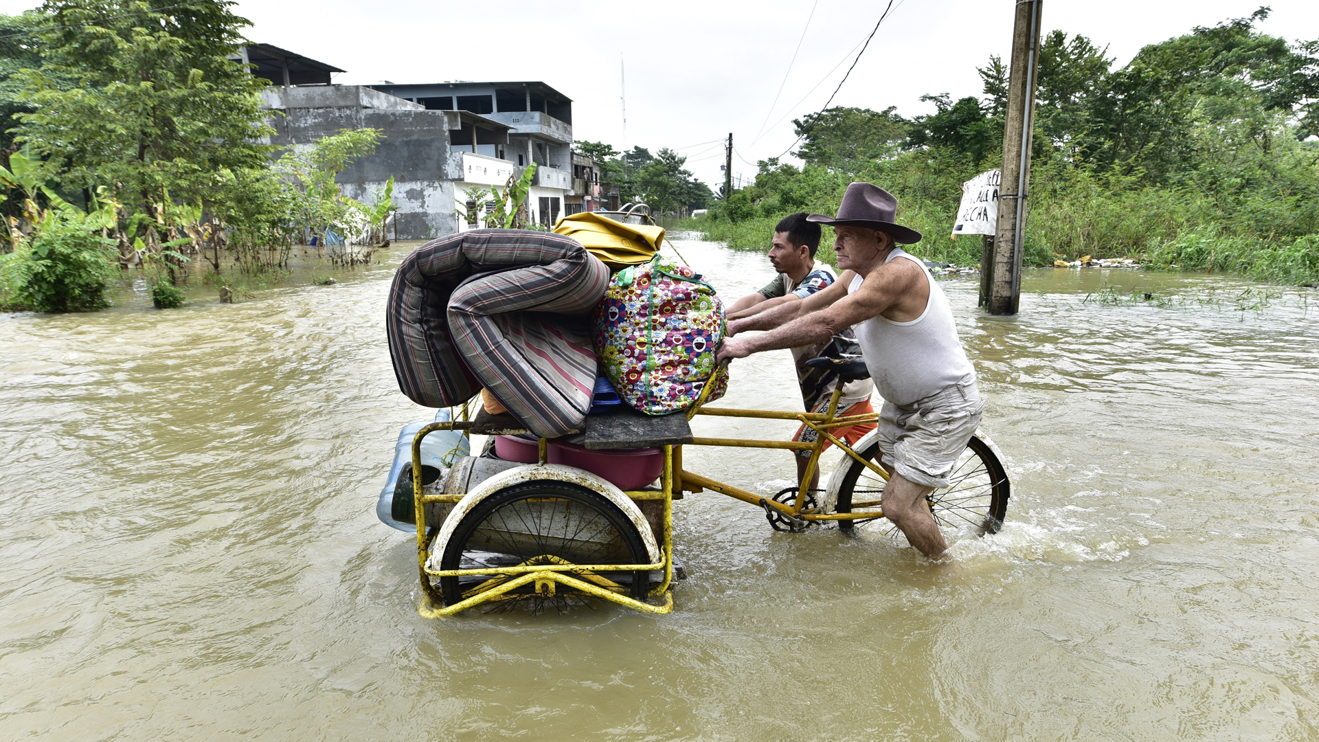 Detienen a 12 personas en Tabasco por robo a comercios durante inundaciones